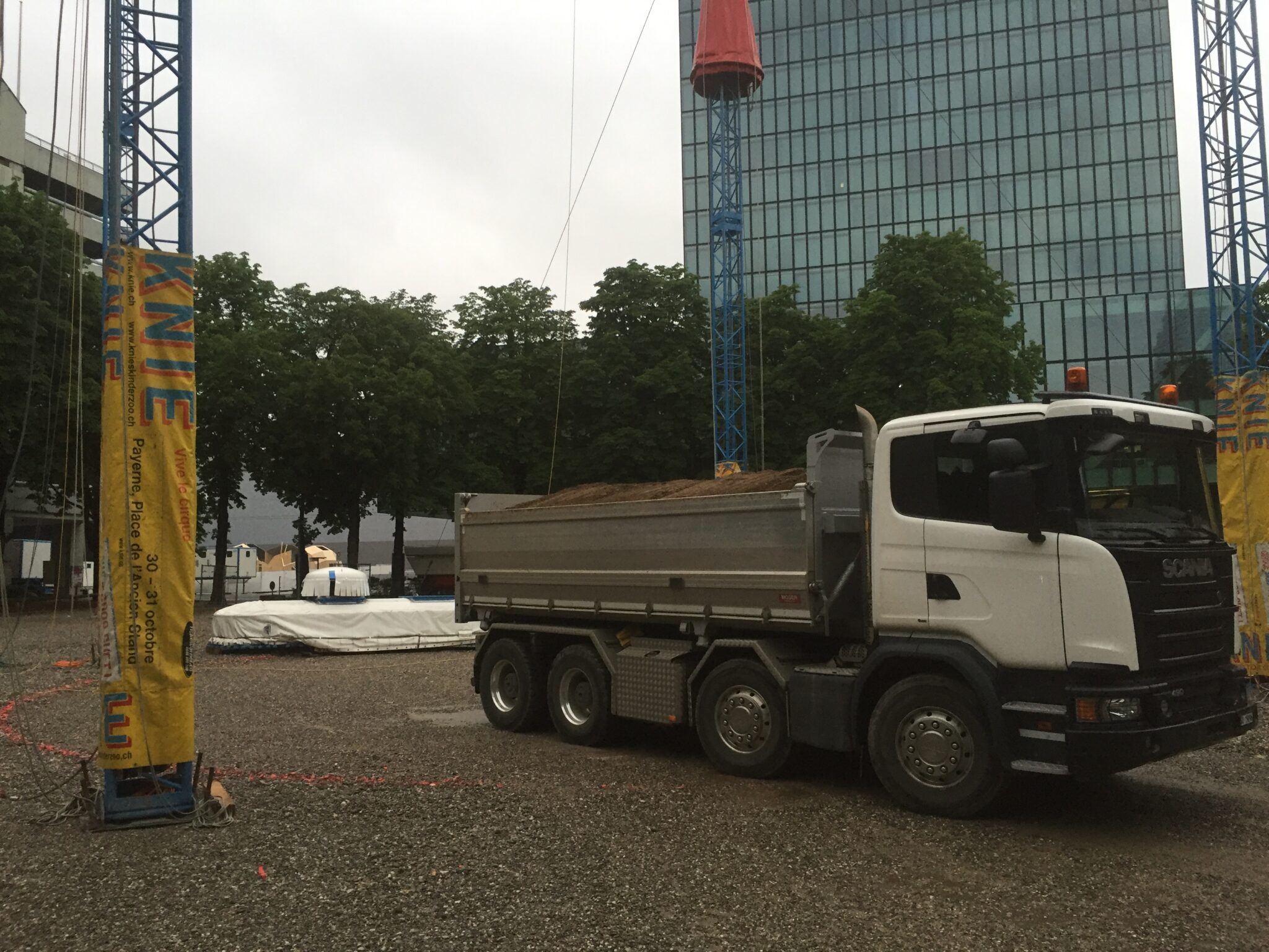 LKW Erdanlieferung.jpg